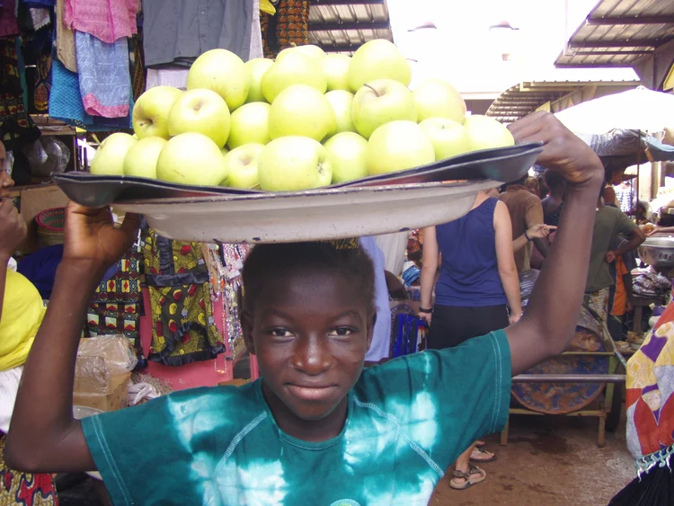 fille au marche de Bobo